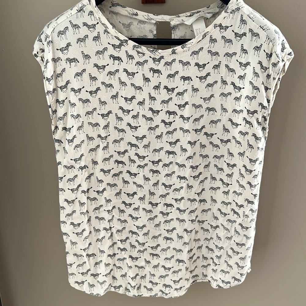 H&M blouse, size 8. Lightweight material sleeveless